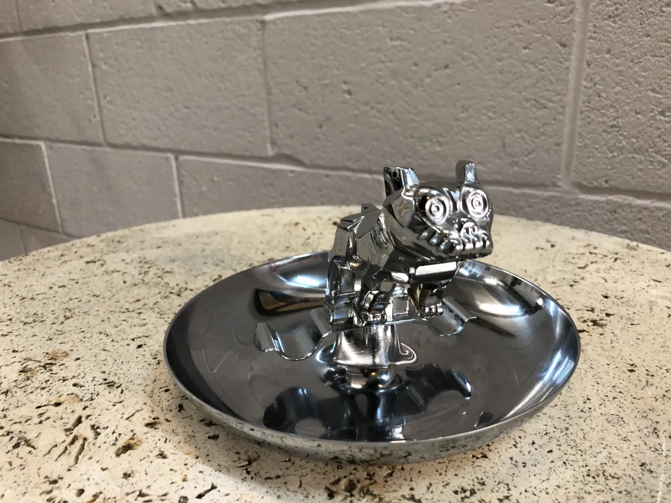 Cenicero antiguo con figura de perro brillante, decorativo y elegante.