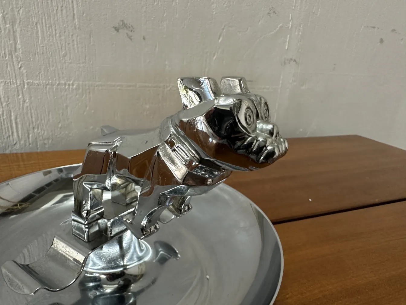 कांस्य कुत्ते के आकार का पुराना राखदानी, एक ट्रे पर