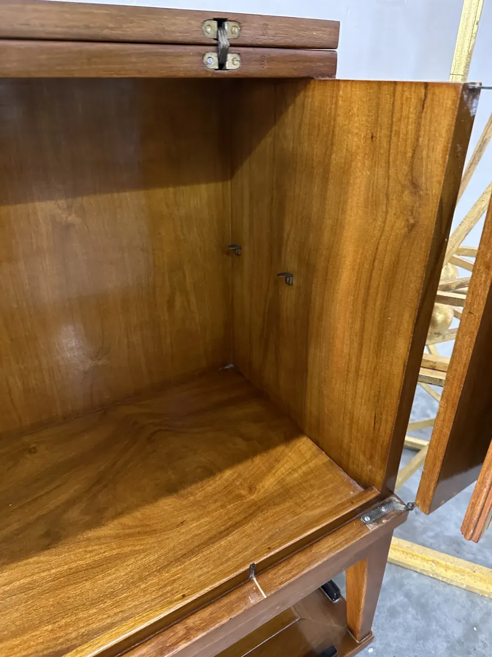 Intérieur d'un meuble à cocktail ancien avec compartiments