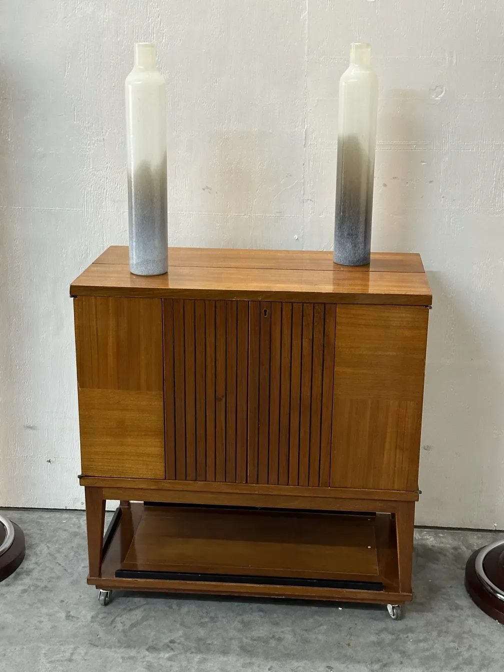 mobile bar antico con bottiglie decorative e ruote