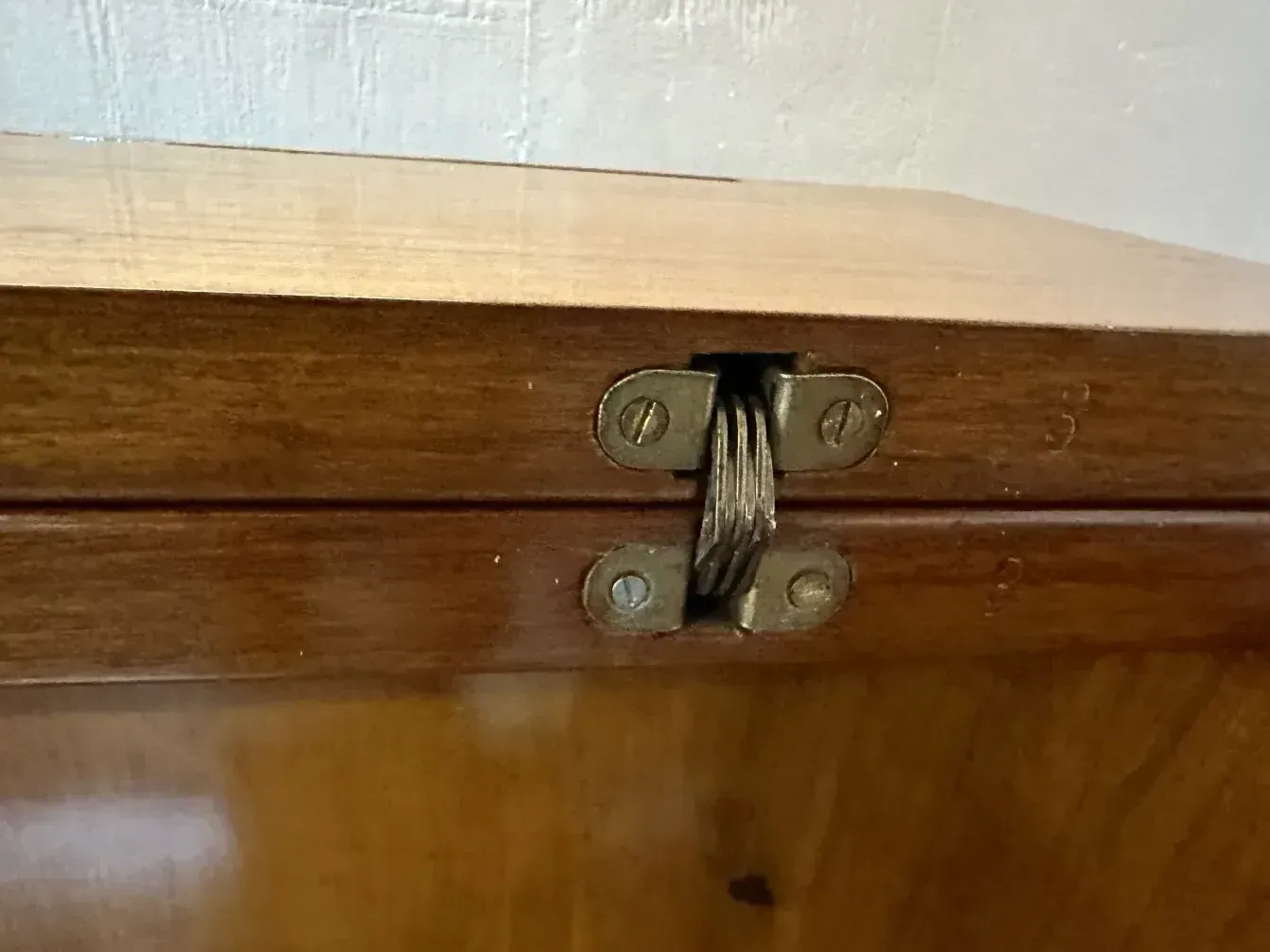 Detail eines antiken cocktailschranks mit seitlichem Öffnungsmechanismus