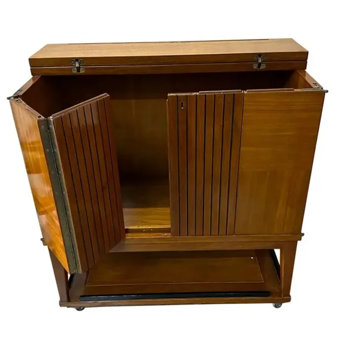 mueble bar antiguo de madera con puertas de lamas, vacio