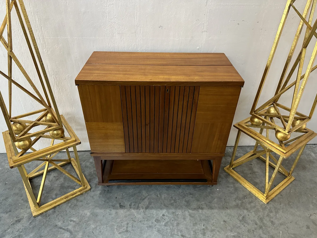 mobile bar antico con design classico ed elegante