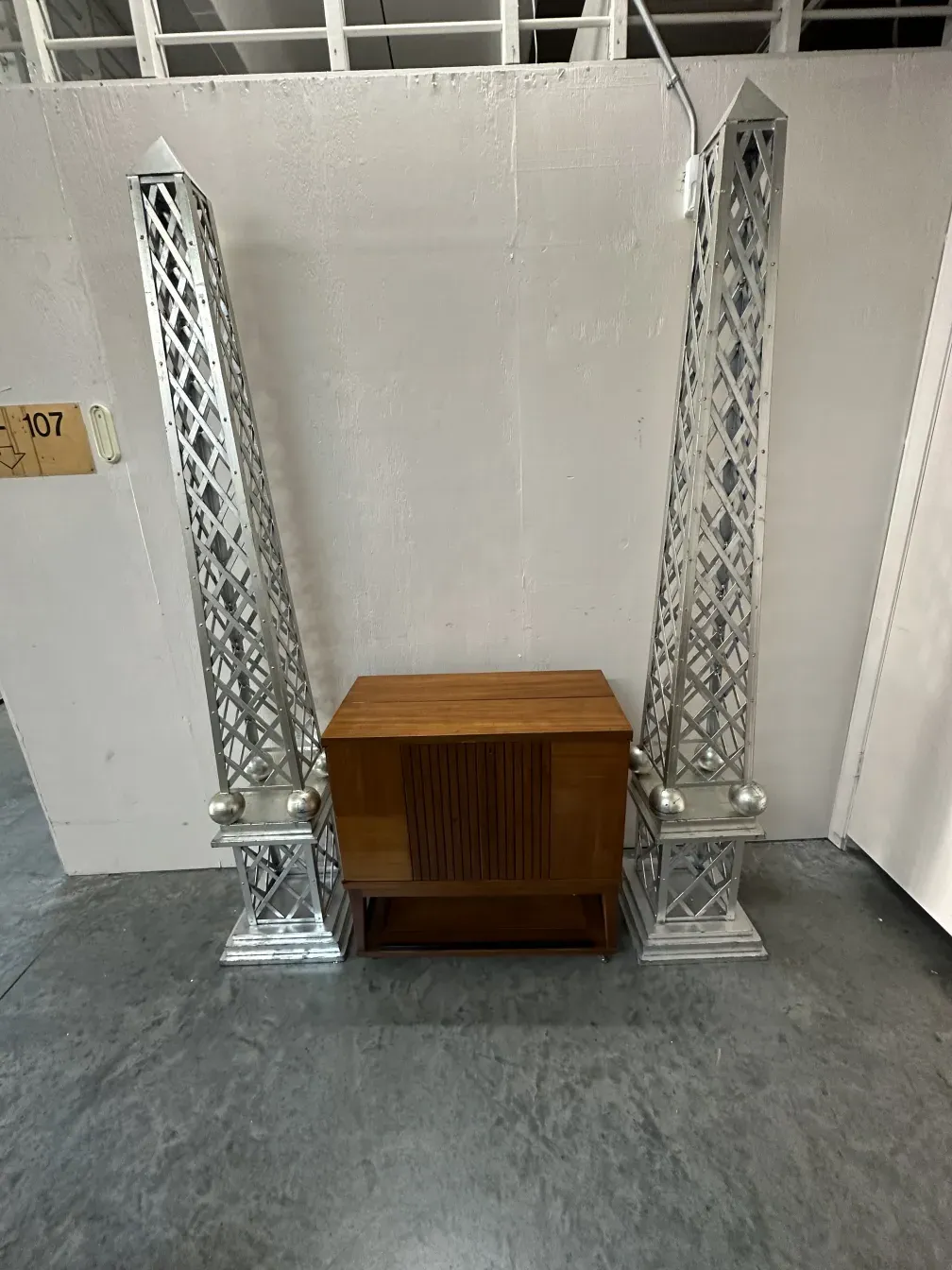 meuble à cocktail ancien avec des détails élégants