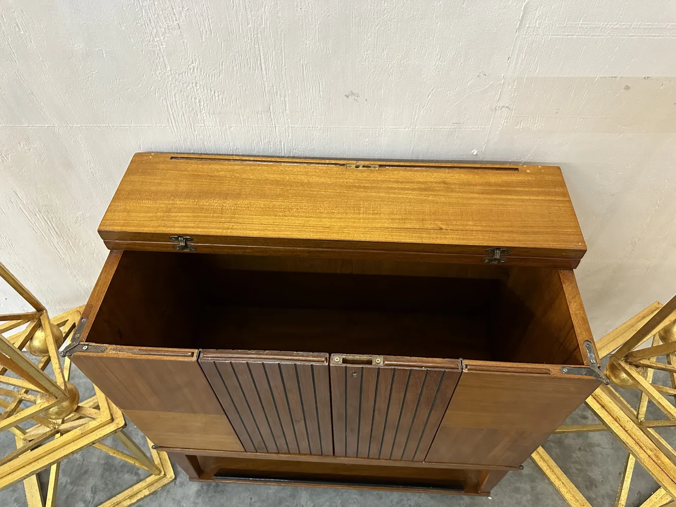 antiker cocktailschrank mit elegantem design und geräumigem innenraum