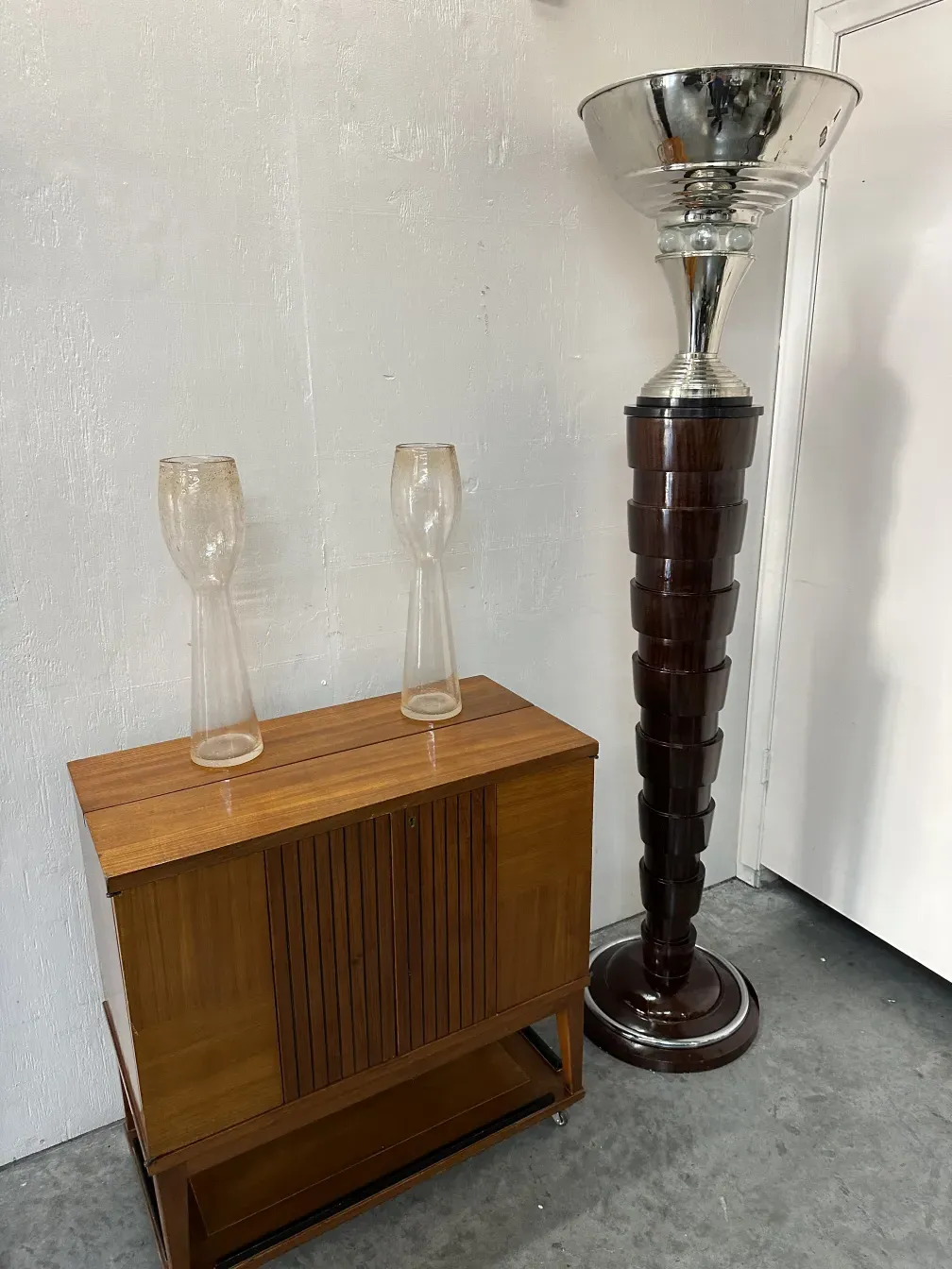 mobile bar antico dal design elegante con bicchieri accanto