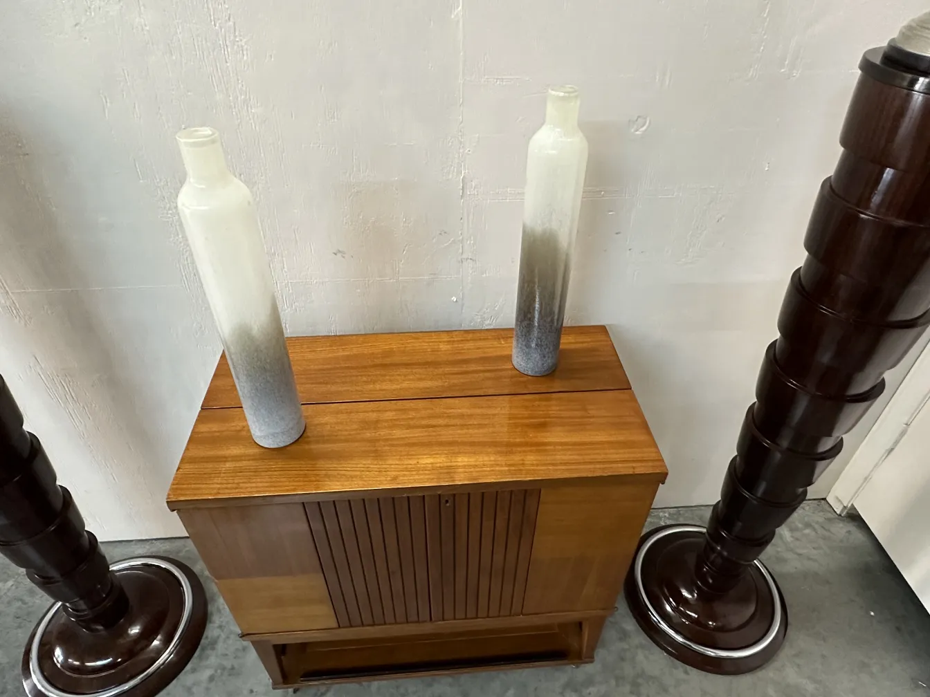 Vista de un mueble bar antiguo con botellas en el ambiente