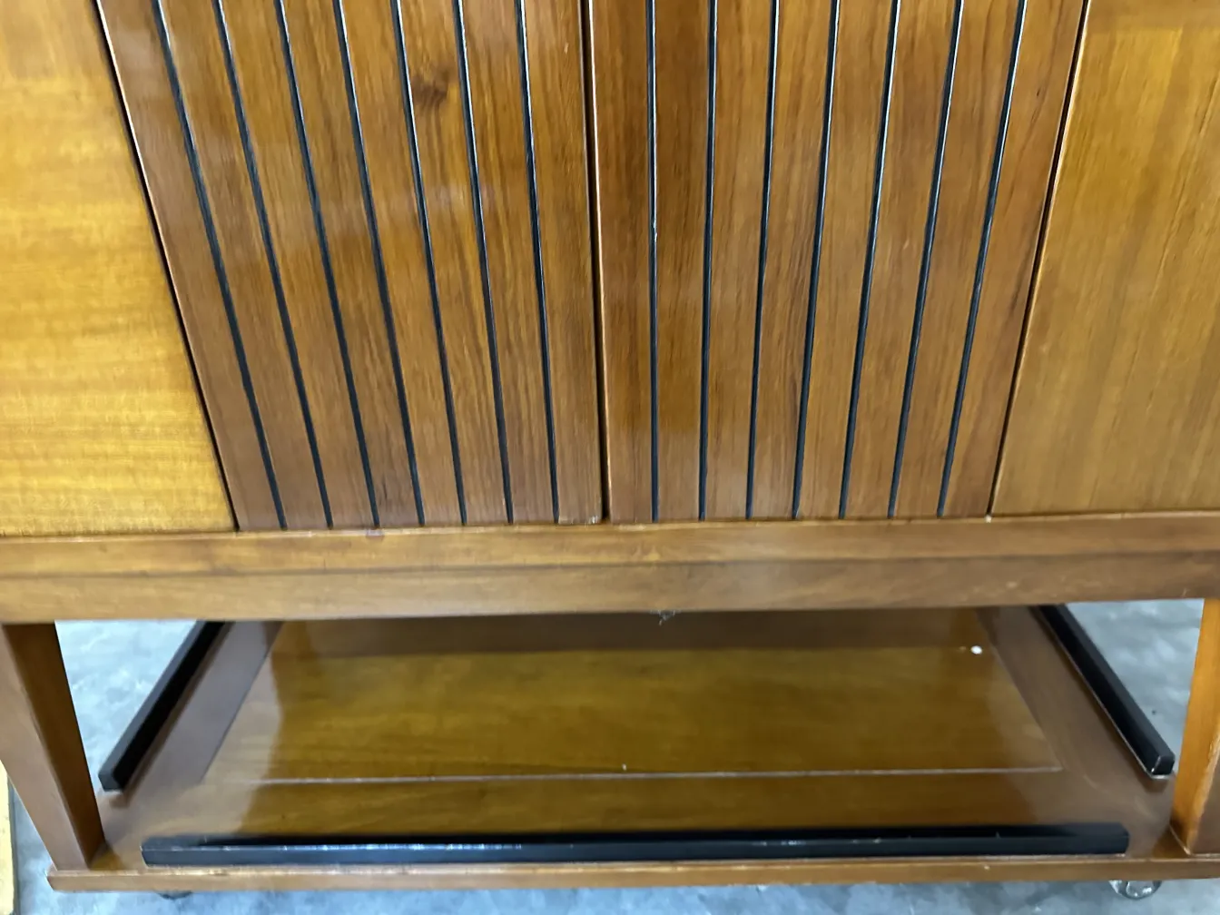 mobile bar antico con linee eleganti e colore caldo in un ambiente accogliente