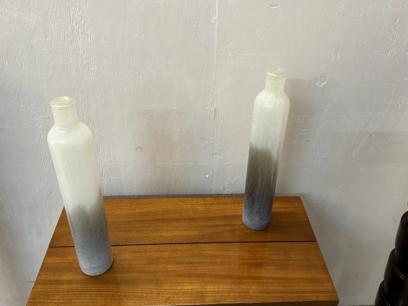 bar ancien avec des bouteilles décoratives dessus