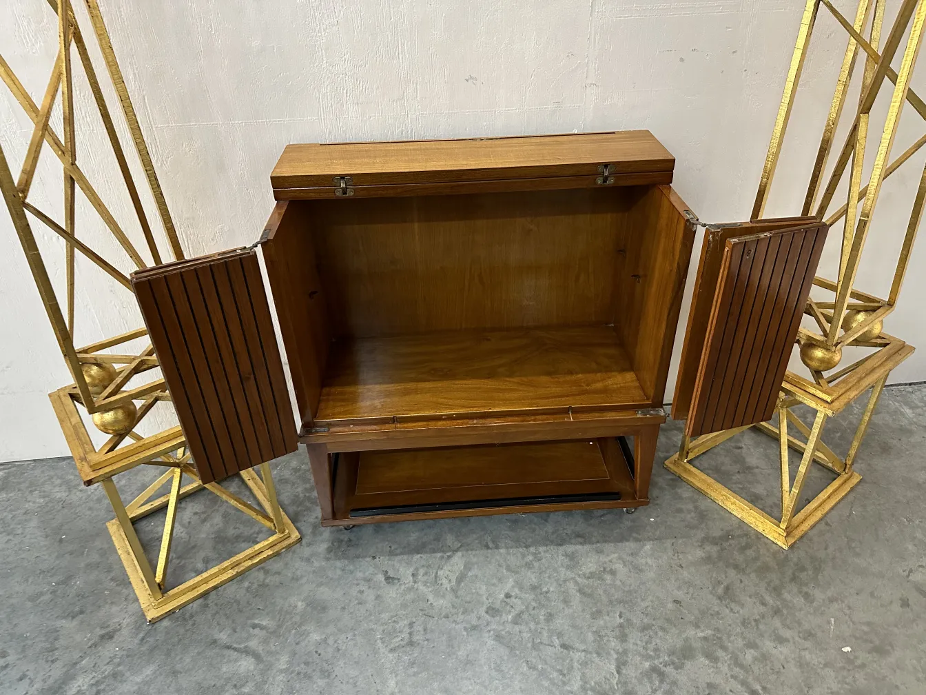 meuble à cocktail ancien avec portes et ambiance élégante