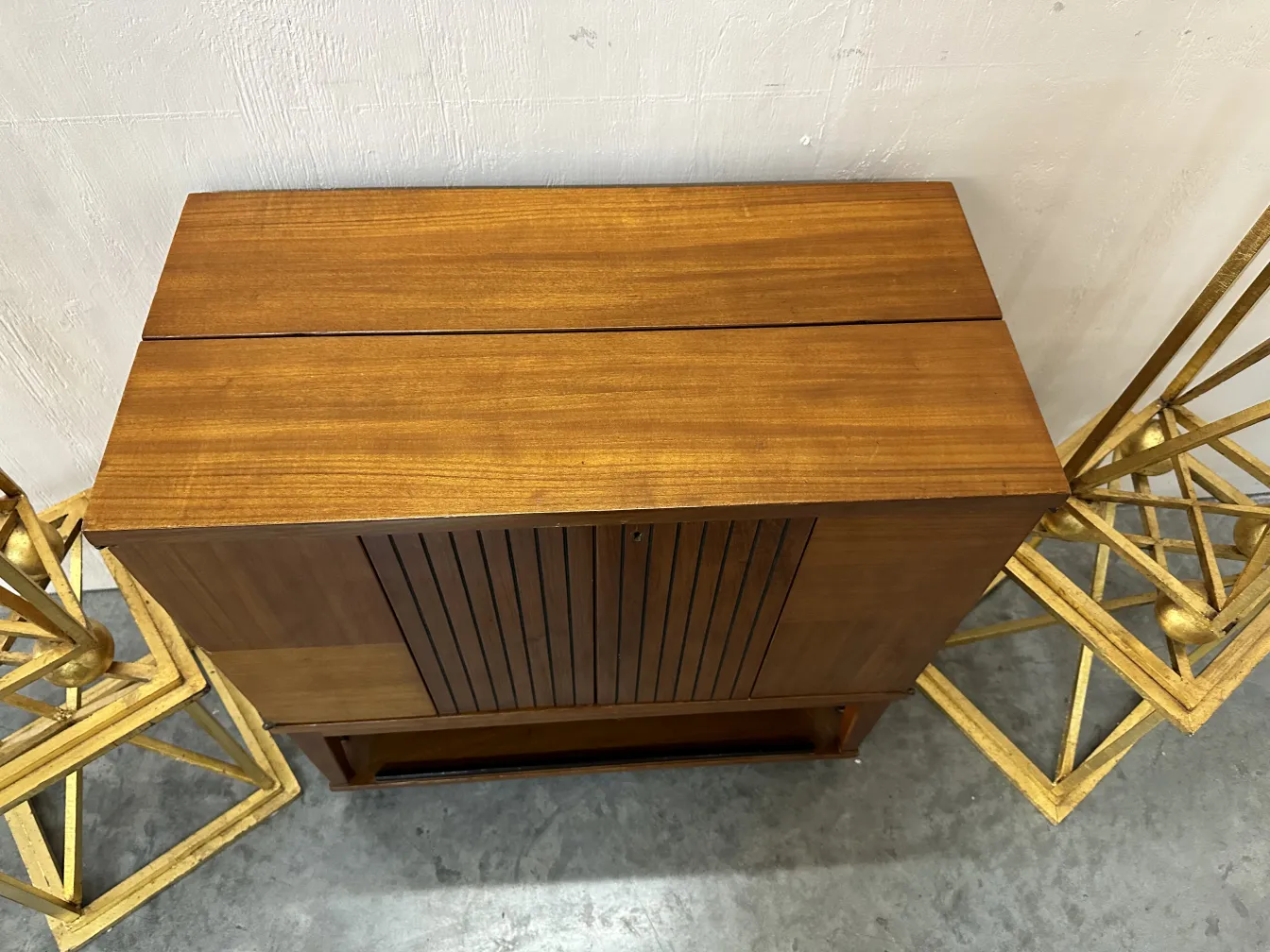 mobile bar antico con linee rette e porte inferiori