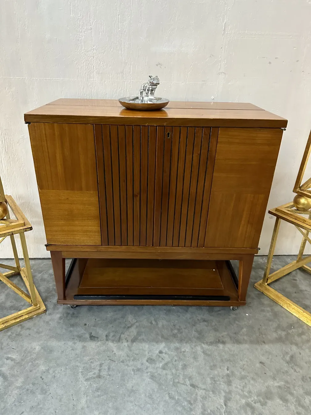 Antiker Bar mit mehreren Fächern und klassischem Design.