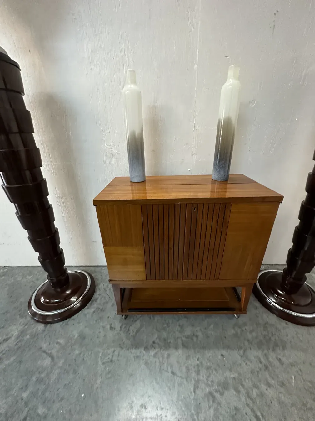 mueble bar antiguo en un ambiente acogedor con botellas