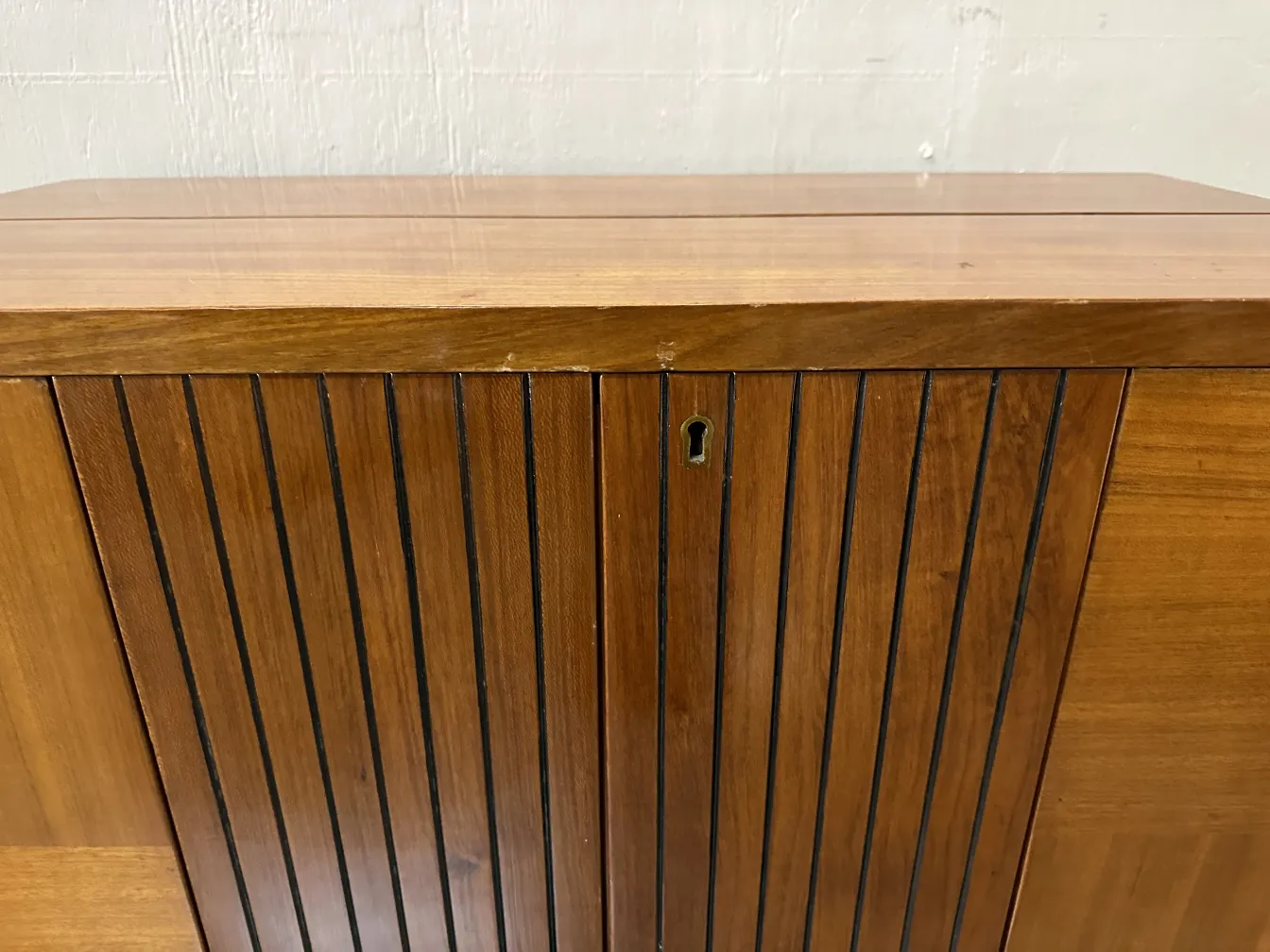 Mueble bar antiguo decorativo con líneas verticales