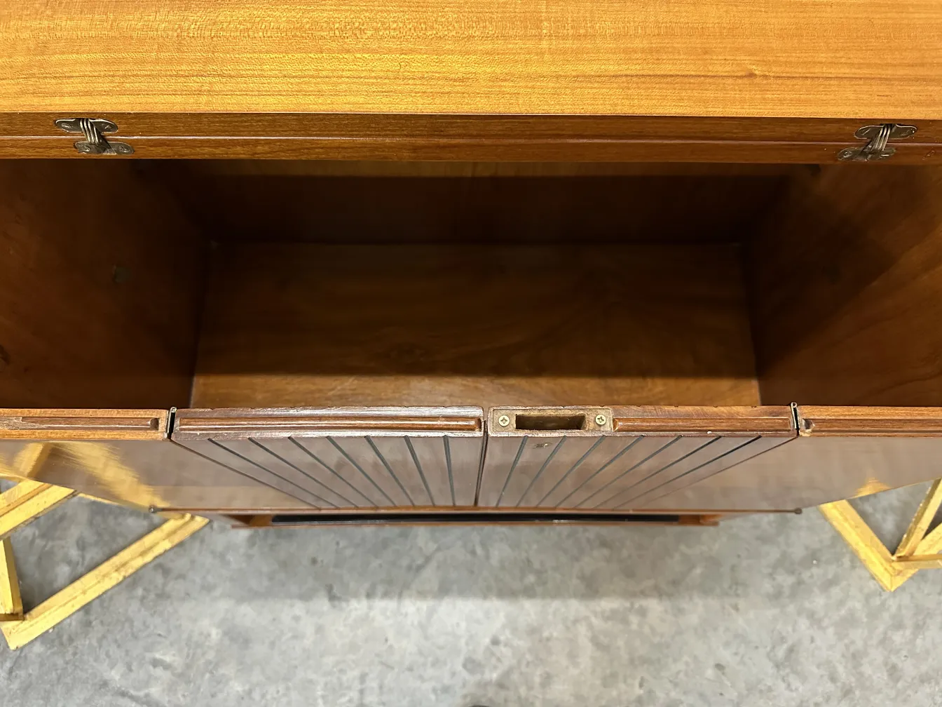 Vue du dessus d'un bar ancien avec des compartiments de rangement.