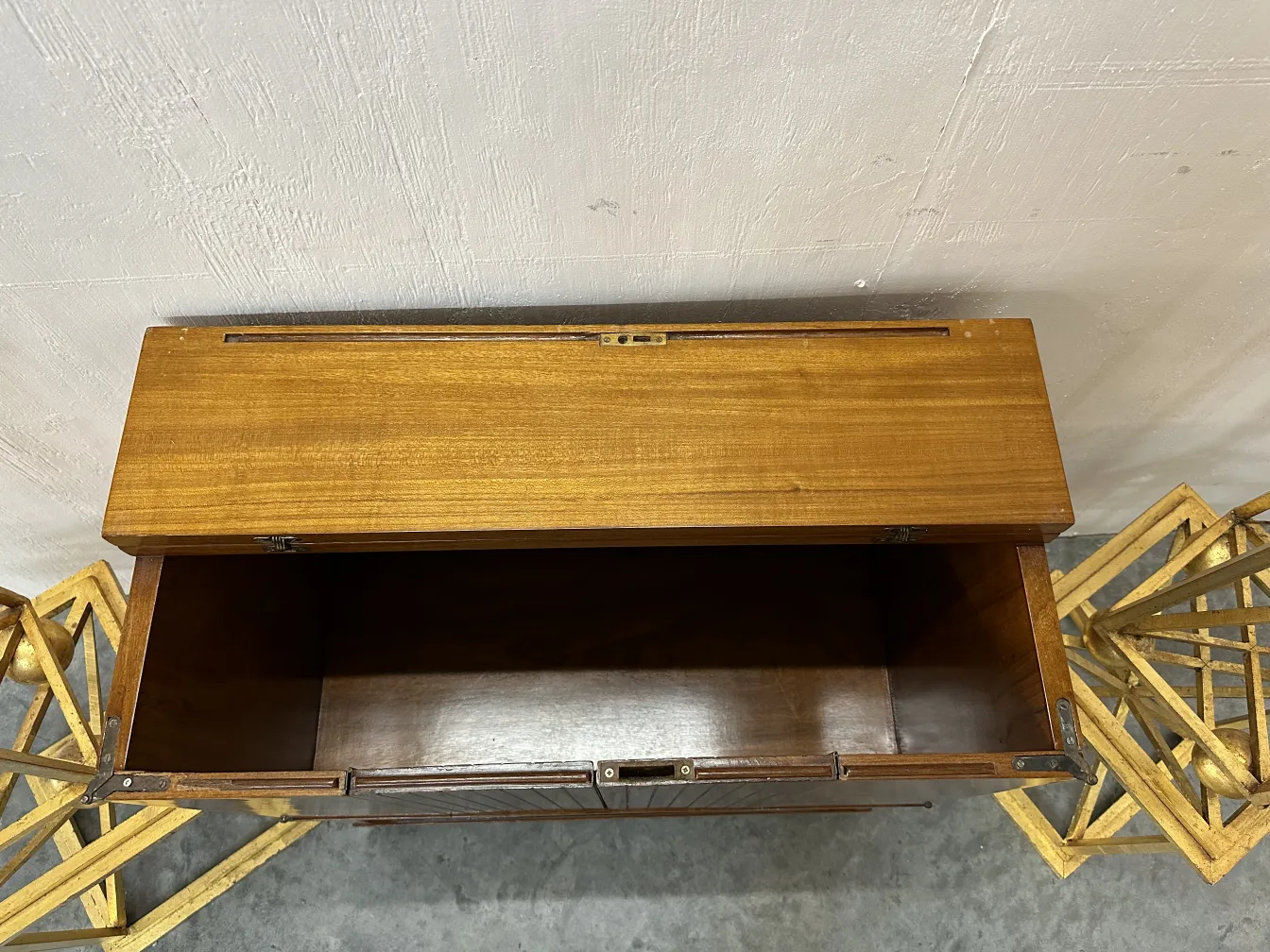 カクテルキャビネット古い、内部が空で装飾に囲まれている