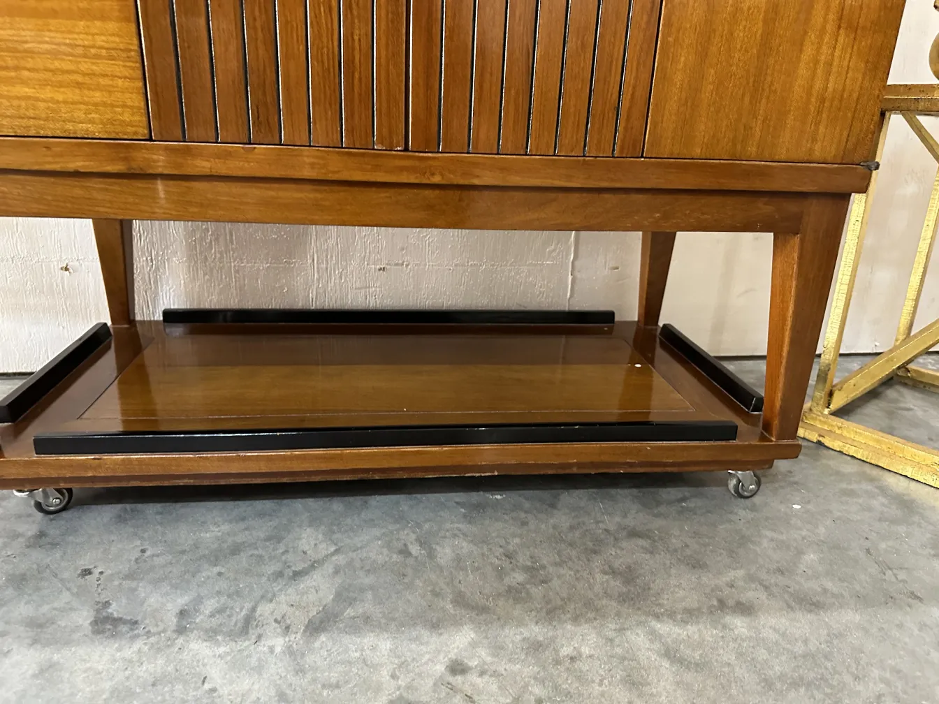 antiker Bar mit Tablett, elegantes und funktionales Design.