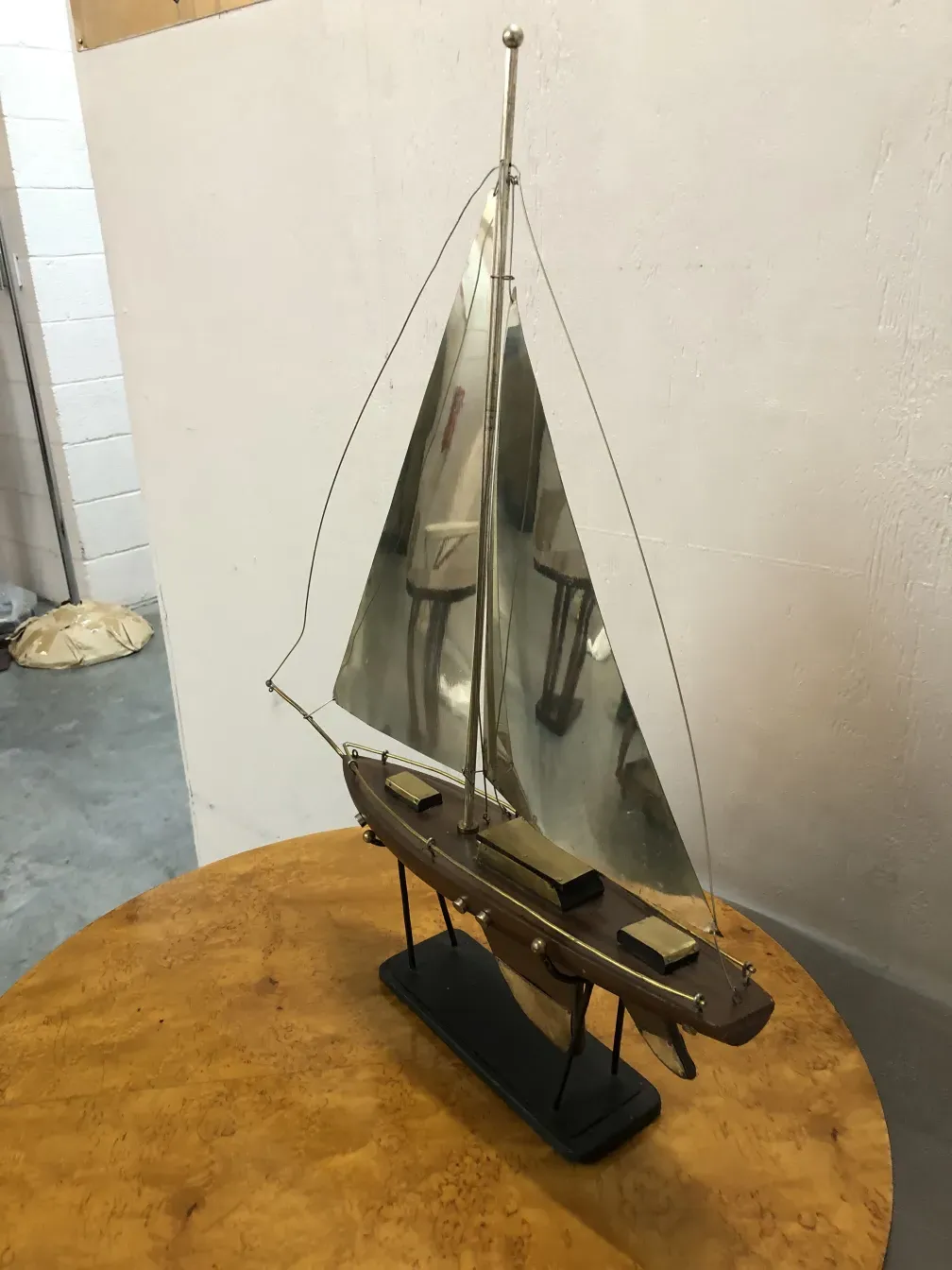 Antikes Schiff des Designers mit glänzenden Segeln auf einem Tisch