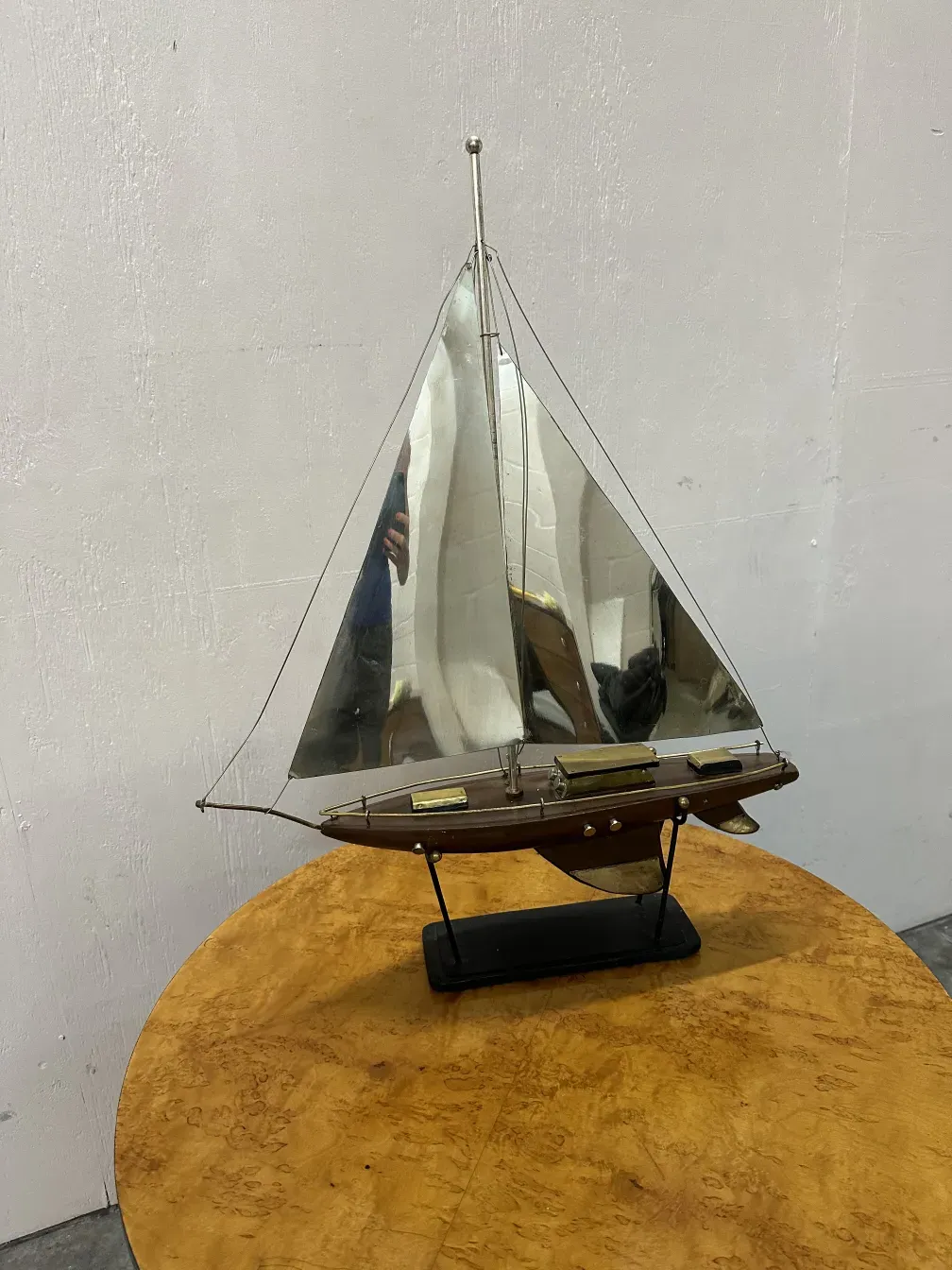 Modelo antigo de barco do designer com velas brilhantes.
