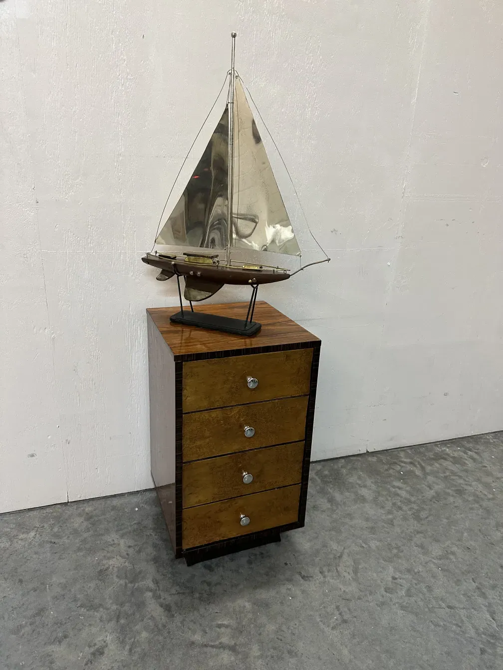 Barco antigo do designer com vela e base de madeira