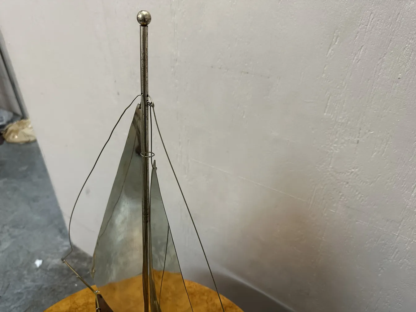 Modelo antiguo de barco del diseñador con vela de metal