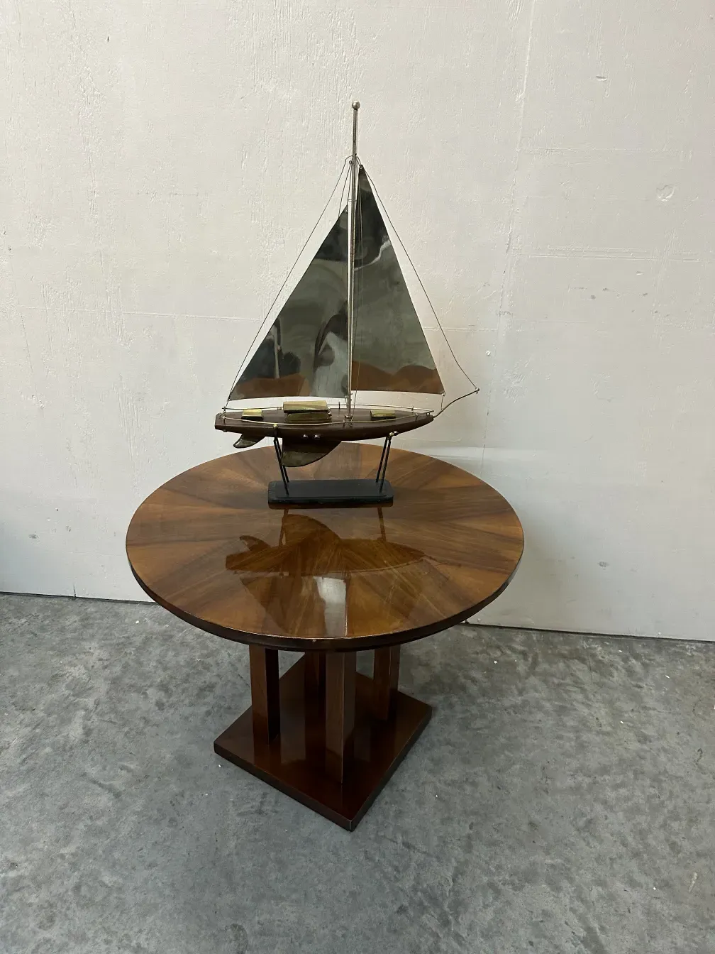 barco antigo do designer com velas em uma mesa