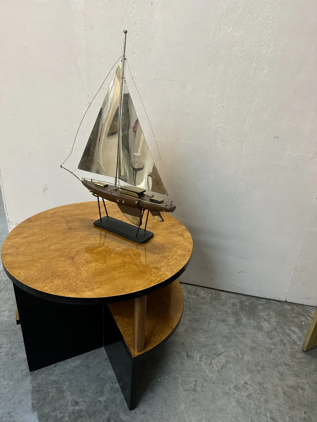 barco antigo do designer com vela em um ambiente