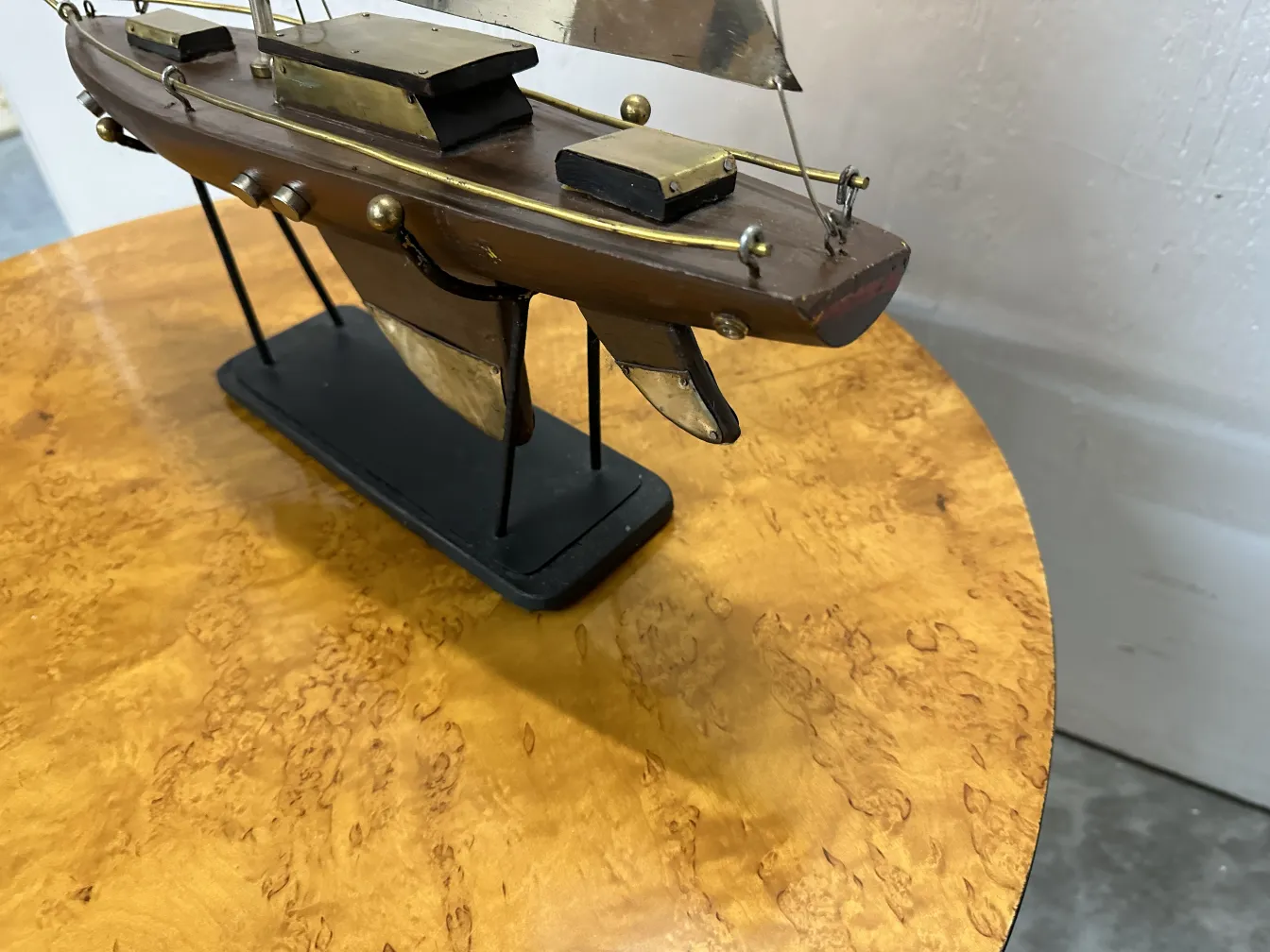 Modèle miniature d'un bateau ancien avec des détails en métal