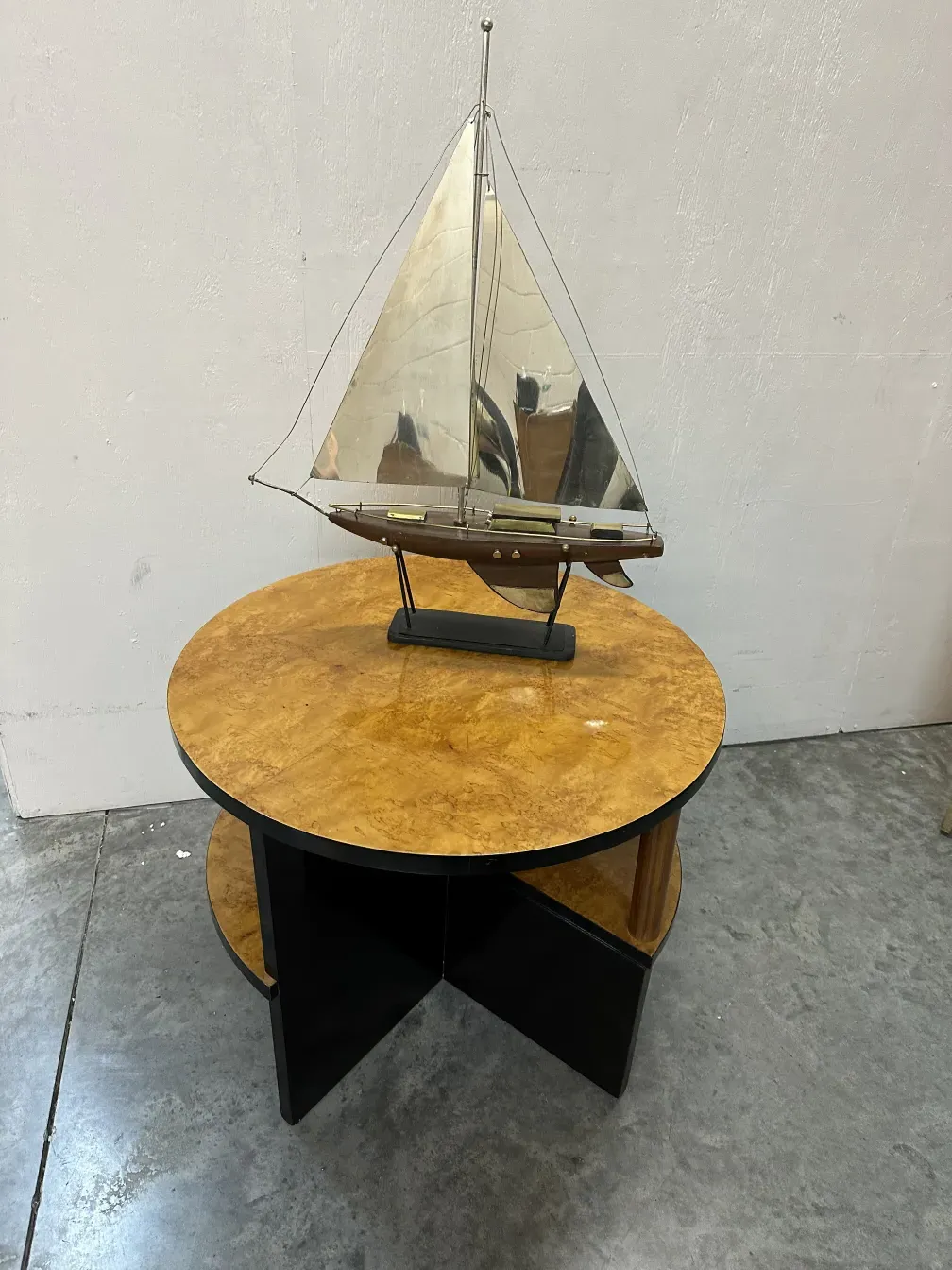 Bateau du designer ancien avec voile dans un cadre ancien