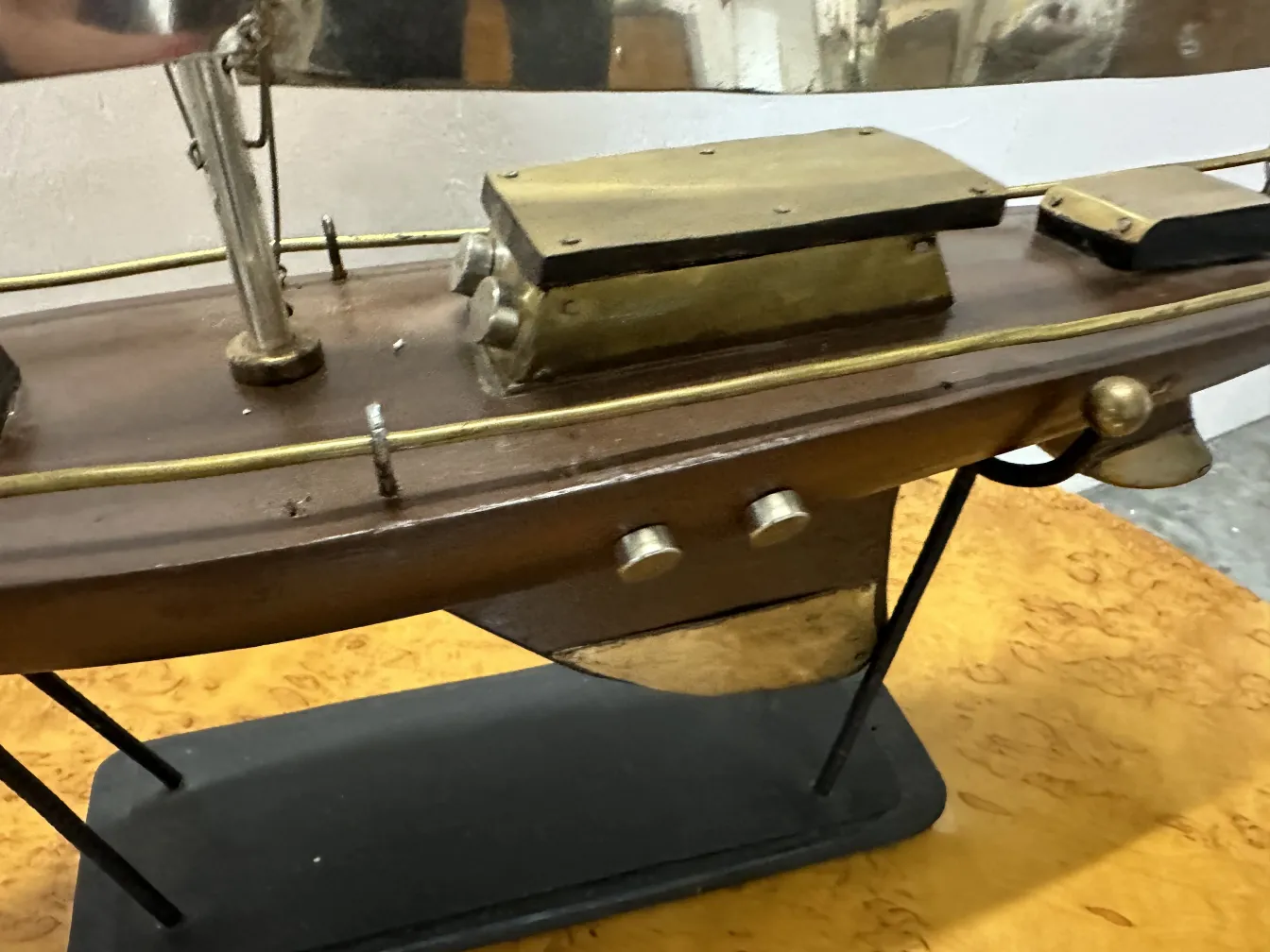 Antica barca del designer con dettagli in metallo e legno.