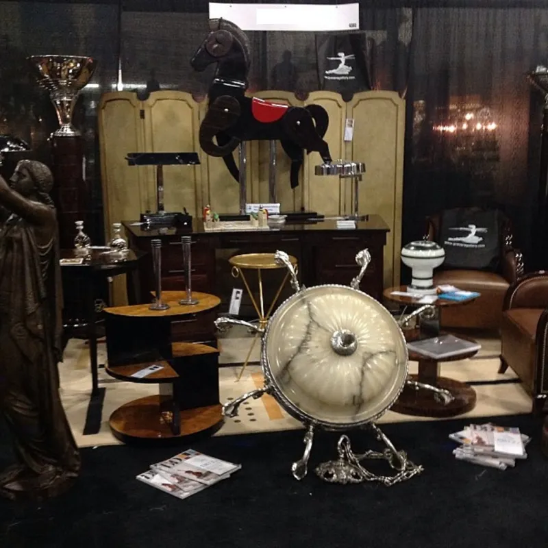 Antico cavallo decorativo in un ambiente di antiquariato