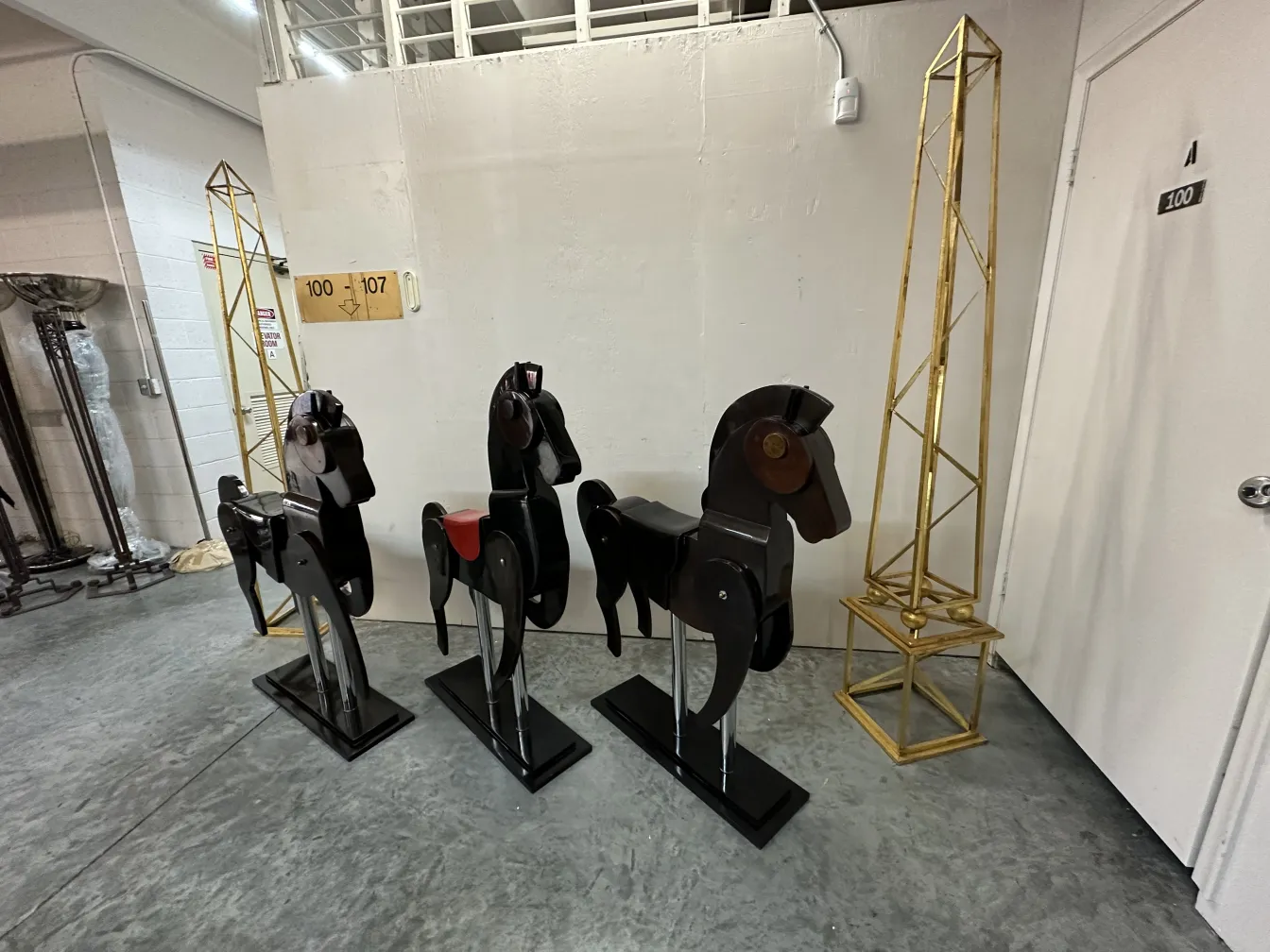 Estatua antigua de caballo en un ambiente decorativo.