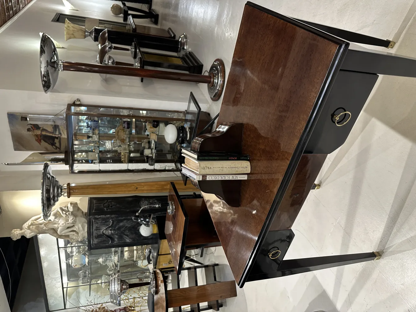 古い本の端は、古い店の上品な机を飾っています。