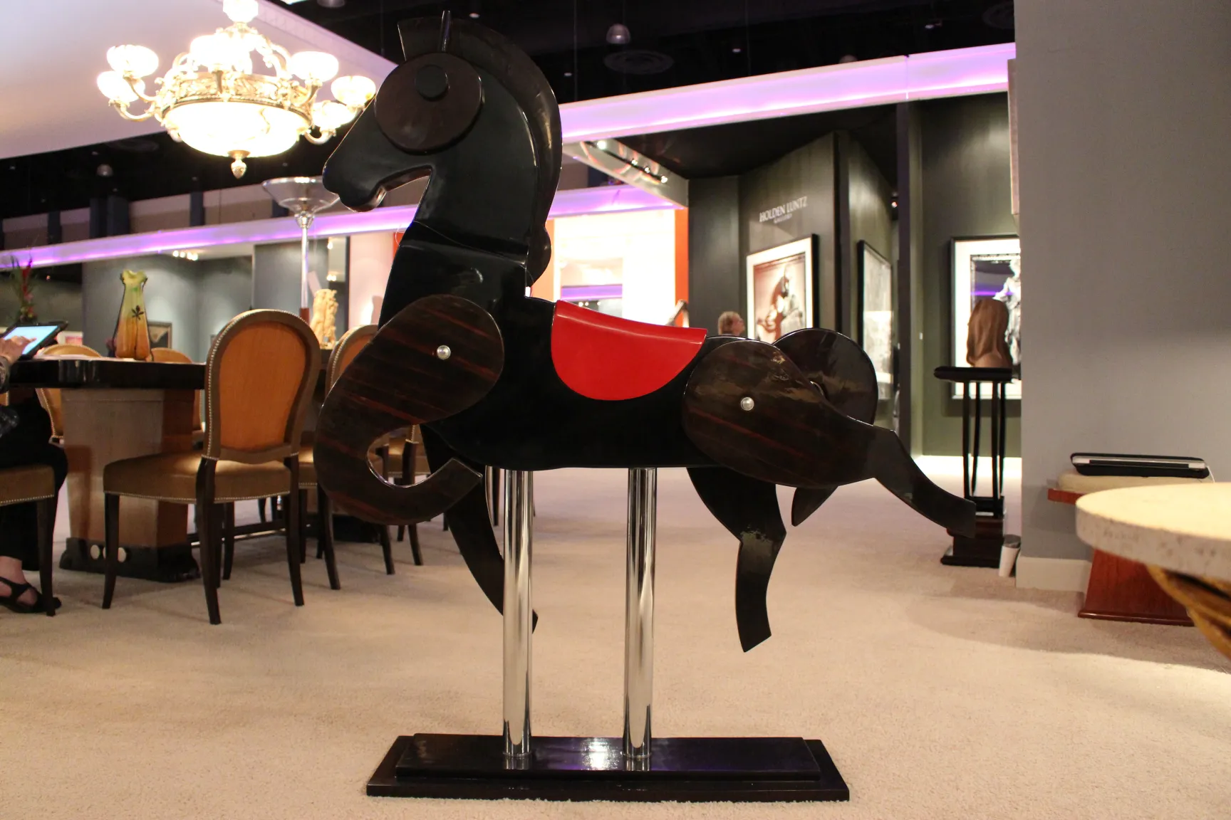 Cavalo antigo de brinquedo em ambiente elegante