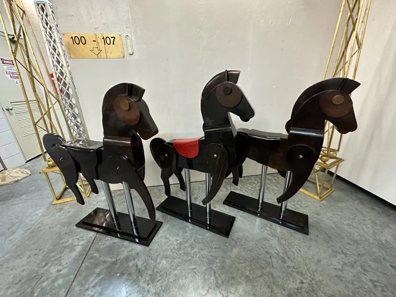 現代の設定における3頭の古い装飾馬。