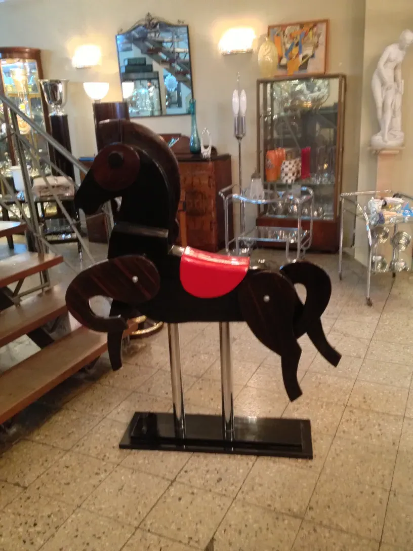 Cavalo antigo decorativo em um ambiente elegante