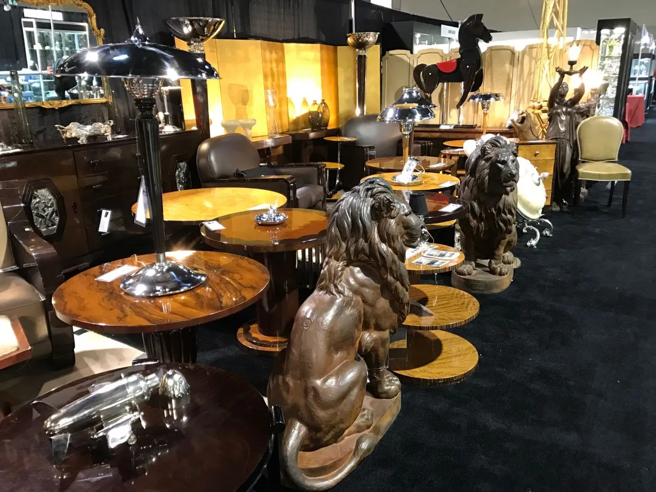 cavallo antico decorativo in ambiente di antiquariato