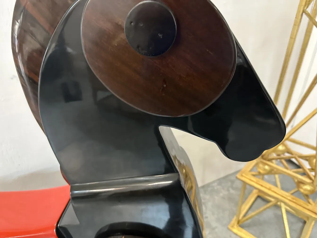 Dekoratives altes Pferd mit schlankem Design und gemütlicher Atmosphäre.