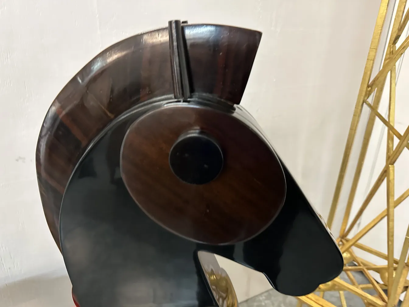 Escultura antiga de cavalo com detalhe na crina