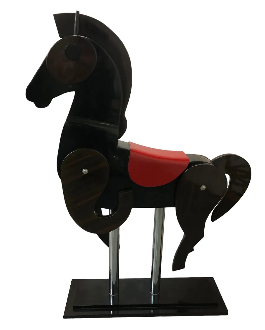 cavalo antigo decorativo com sela vermelha e base preta