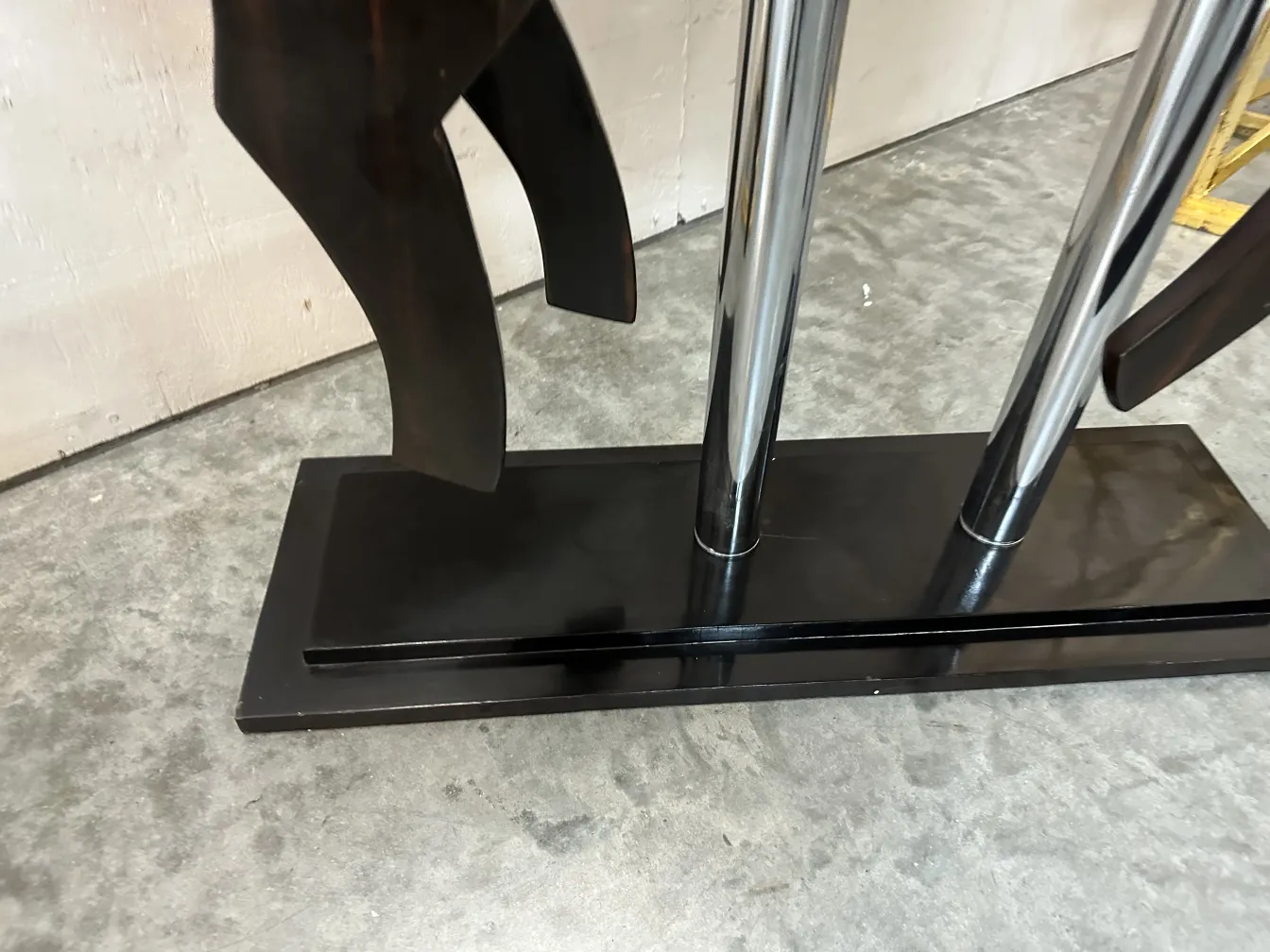 escultura de cavalo antigo em base preta