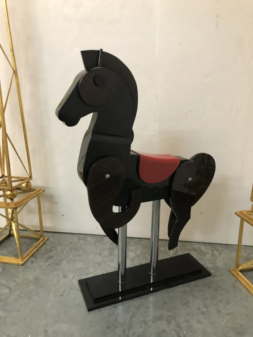 jouet ancien cheval coloré avec base noire