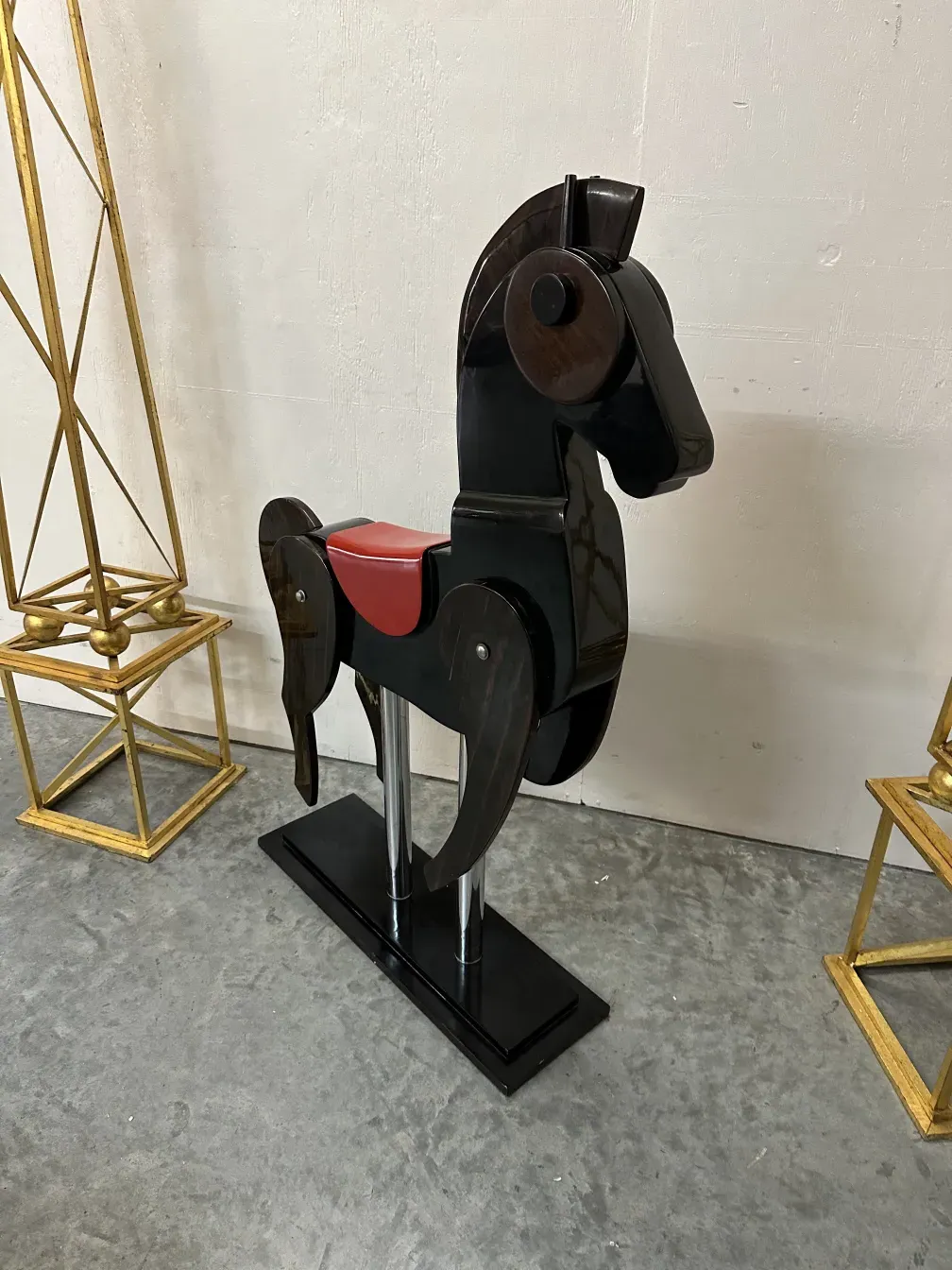 cavallo antico con dettagli decorativi rossi e neri