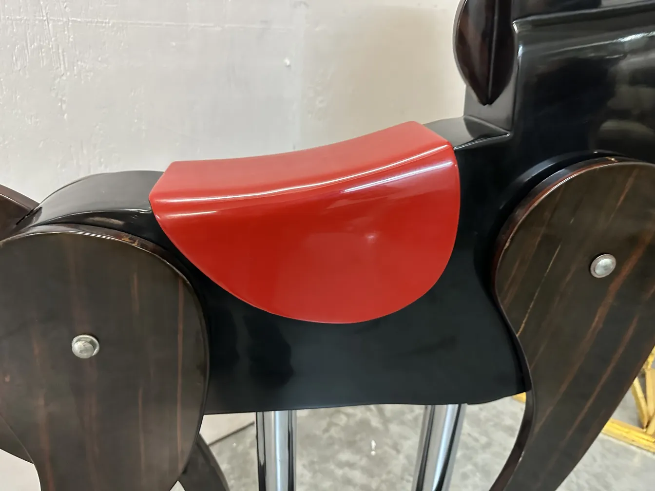 काले प्राचीन घोड़े के साथ लाल saddle, सजावटी खिलौना.