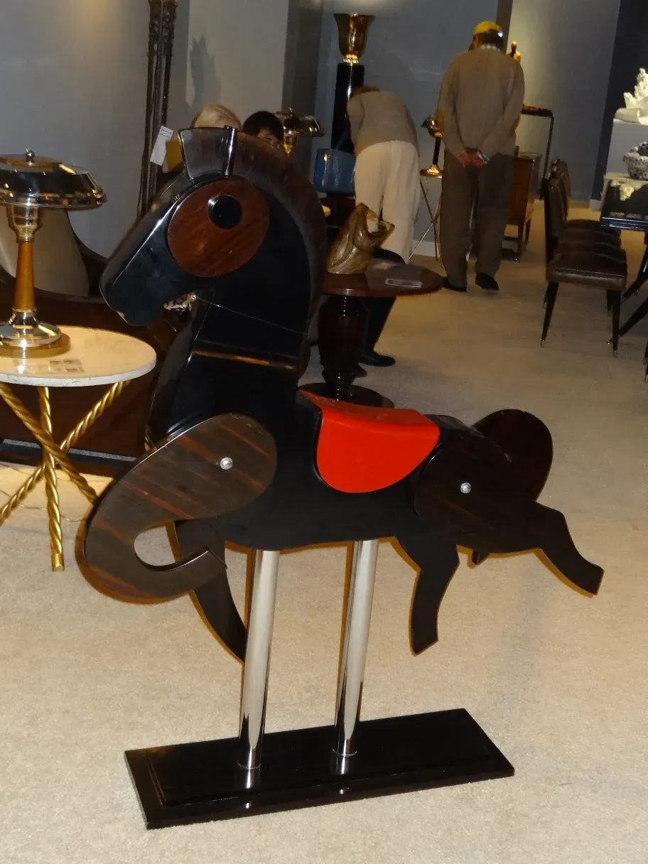 cavalo antigo com design detalhado e colorido em um ambiente elegante