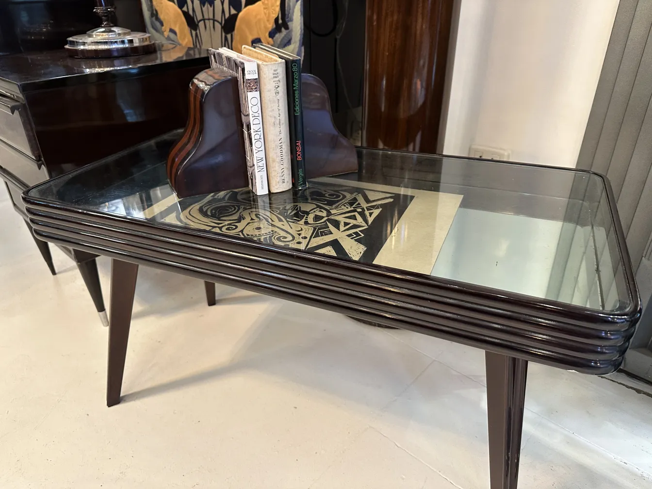 Suportes para livros antigos em uma mesa elegante, decorados com livros de design.