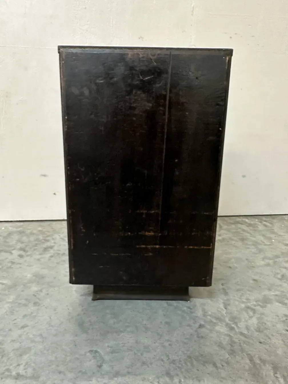 alte schwarze schublade mit dekorativen details und abnutzung