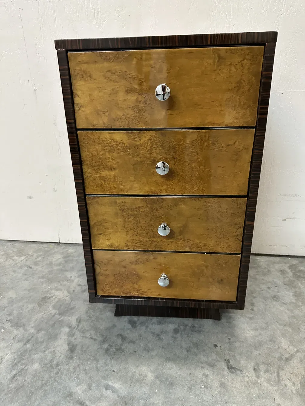 Cassetto antico in legno con quattro cassetti, dettagli dorati.