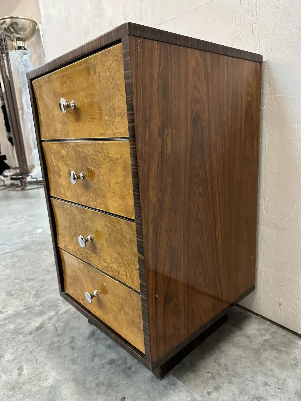 Antike Schublade mit 4 Fächern in vintage Umgebung.