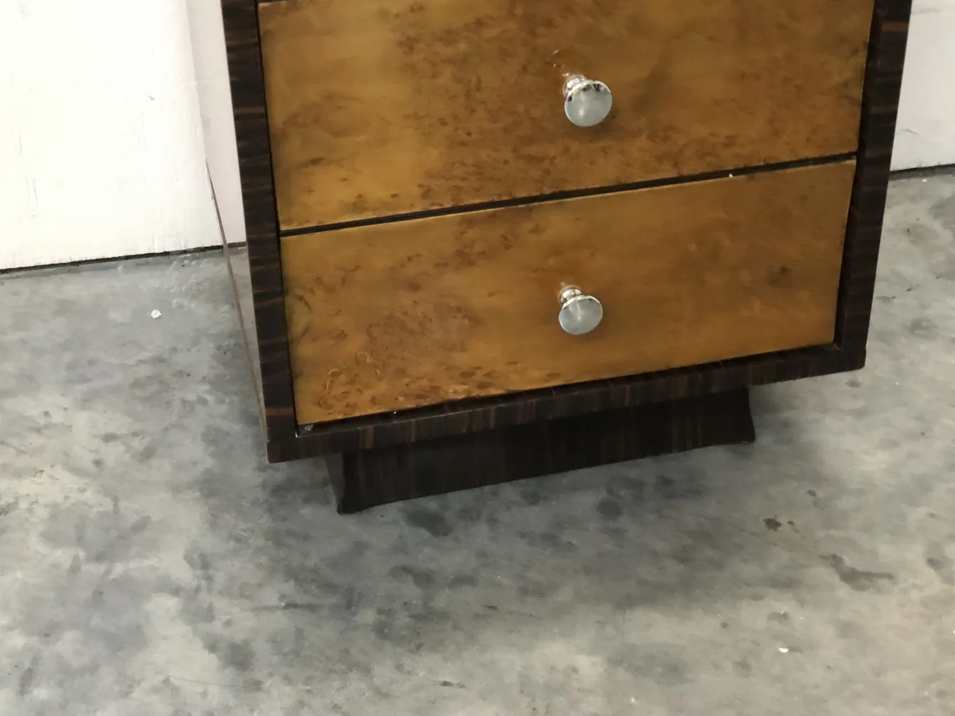 gaveteira antiga com duas gavetas de design clássico